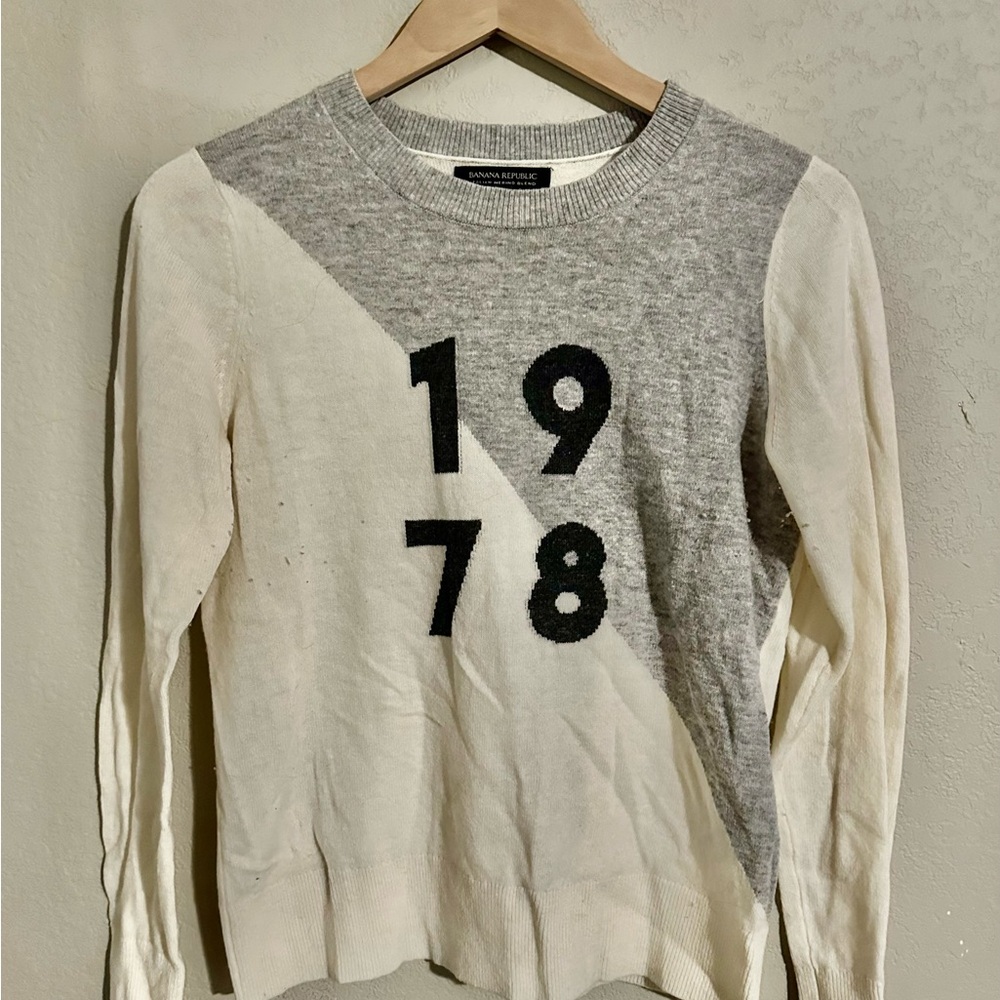 Banana Republic Gray and White Crew Neck Sweater